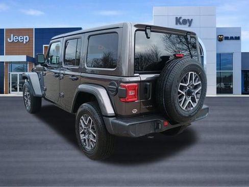 Used 2025 Jeep Wrangler Unlimited Sahara AWD/4WD image 3