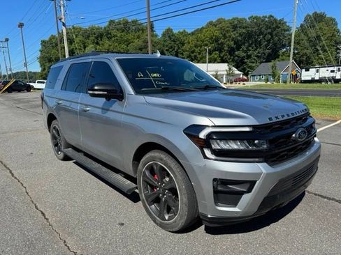 Used 2022 Ford Expedition Limited AWD/4WD image 3