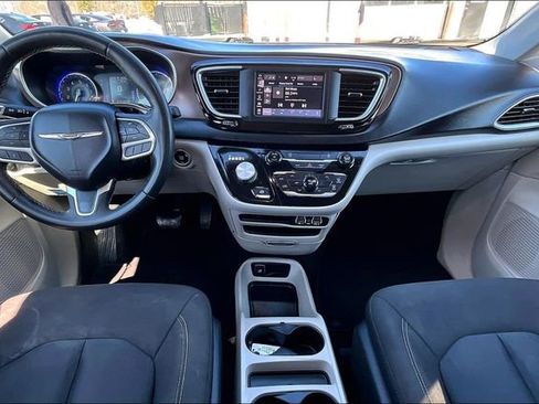 Used 2022 Chrysler Voyager LX image 18