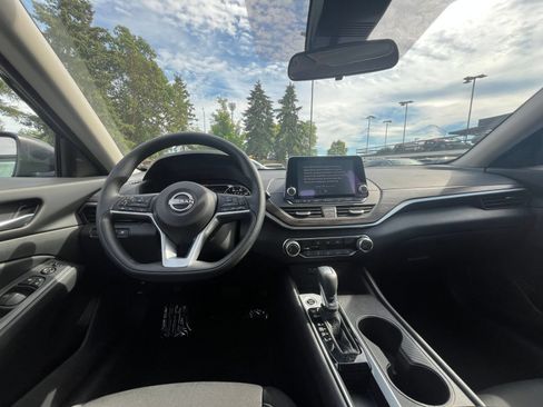 Used 2025 Nissan Altima 2.5 SV FWD image 34