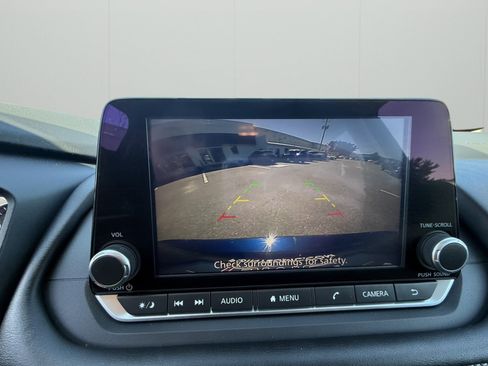 Used 2025 Nissan Rogue SV FWD image 17