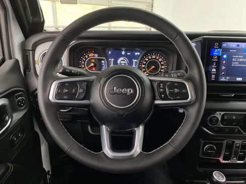 Used 2025 Jeep Wrangler Unlimited Sahara AWD/4WD image 19