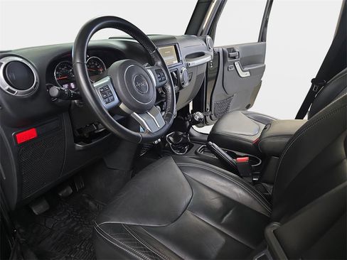 Used 2015 Jeep Wrangler Unlimited Rubicon image 18