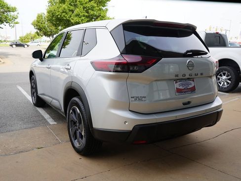 Used 2025 Nissan Rogue SV FWD image 9