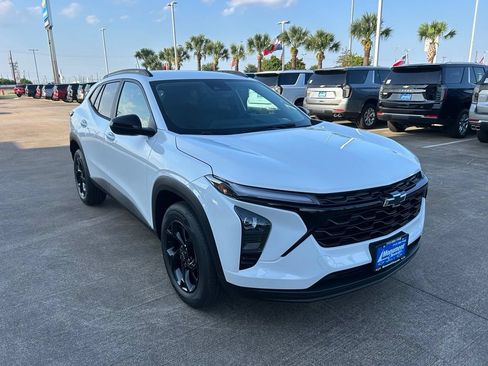 New 2026 Chevrolet Trax LT w/ Driver Confidence Package FWD image 3