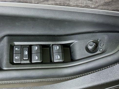 Used 2025 Jeep Grand Cherokee L Limited w/ Black Appearance Package image 21