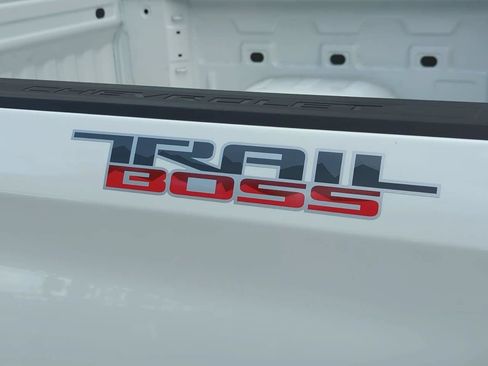 Used 2026 Chevrolet Silverado 1500 Custom Trail Boss w/ LPO, Dark Essentials Package AWD/4WD image 6