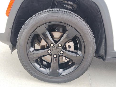 Used 2024 Jeep Grand Cherokee Altitude AWD/4WD image 12