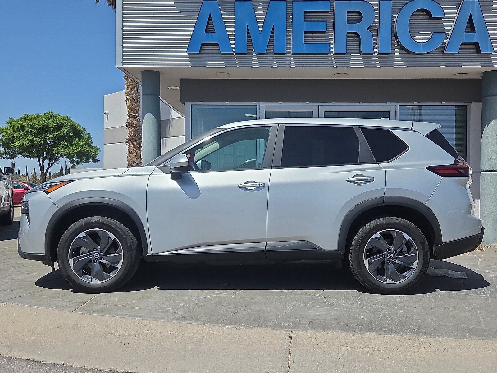 Used 2025 Nissan Rogue SV FWD image 3
