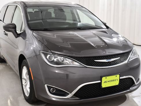 Used 2018 Chrysler Pacifica Touring Plus w/ Tire & Wheel Group FWD image 4