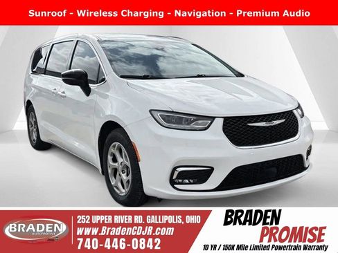 Used 2024 Chrysler Pacifica Limited image 1