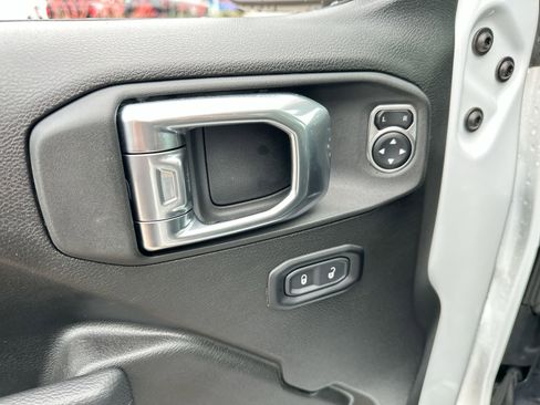 Used 2025 Jeep Gladiator Sport AWD/4WD image 13