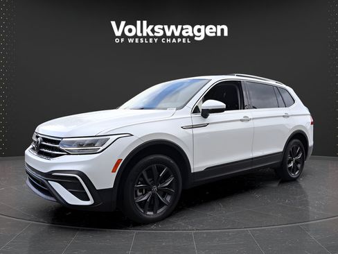 Certified 2023 Volkswagen Tiguan SE w/ Panoramic Sunroof Package FWD image 4