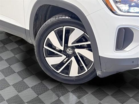 Used 2025 Volkswagen Atlas SE image 31