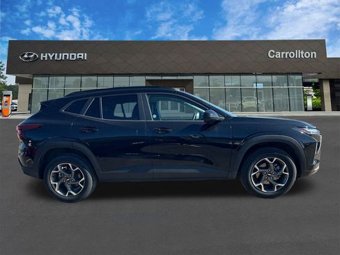 Used 2025 Chevrolet Trax LT w/ LT Convenience Package image 4