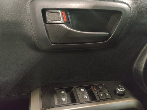 Used 2016 Toyota Tacoma SR5 w/ Towing Package image 27