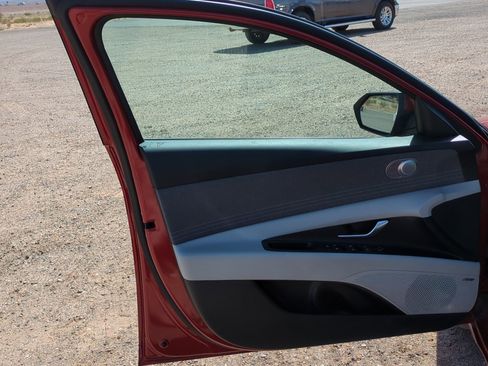 Used 2025 Hyundai Elantra Limited image 12