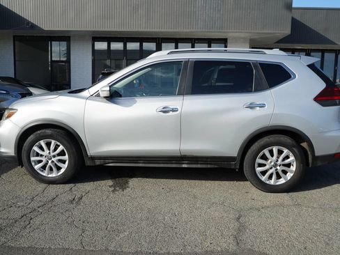 Used 2018 Nissan Rogue SV FWD image 2