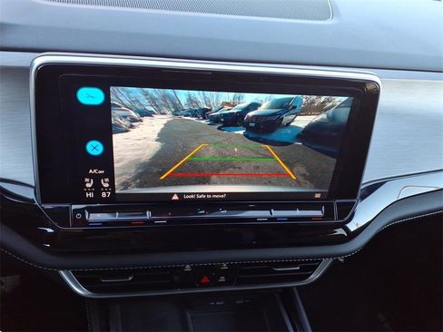 Used 2024 Volkswagen Atlas Cross Sport SE image 16