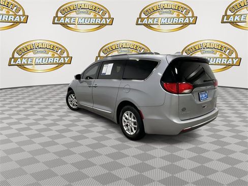 Used 2020 Chrysler Pacifica Touring-L image 9
