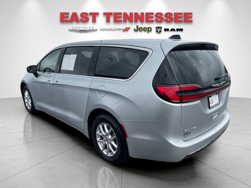 Used 2023 Chrysler Pacifica Touring-L FWD image 5