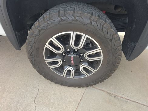 Used 2022 GMC Sierra 2500 AT4 w/ AT4 Preferred Package AWD/4WD image 10