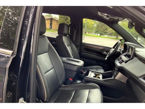 Used 2023 Chevrolet Suburban Premier image 7