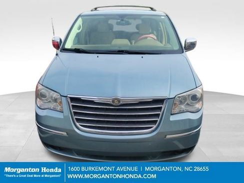 Used 2010 Chrysler Town & Country Limited image 5