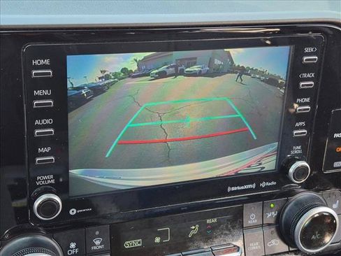 Used 2021 Toyota Highlander XLE AWD/4WD image 14