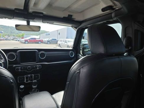Used 2018 Jeep Wrangler Unlimited Sahara AWD/4WD image 14