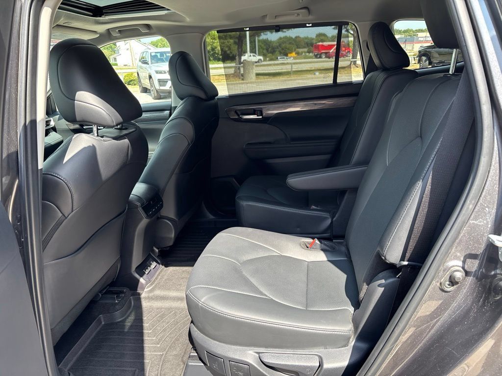 Used 2024 Toyota Highlander Limited AWD/4WD image 17