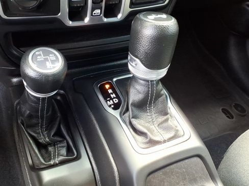 Used 2024 Jeep Wrangler Unlimited w/ Convenience Group AWD/4WD image 9