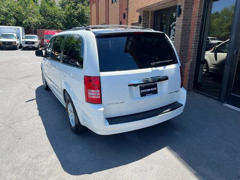 Used 2009 Chrysler Town & Country Touring FWD image 5