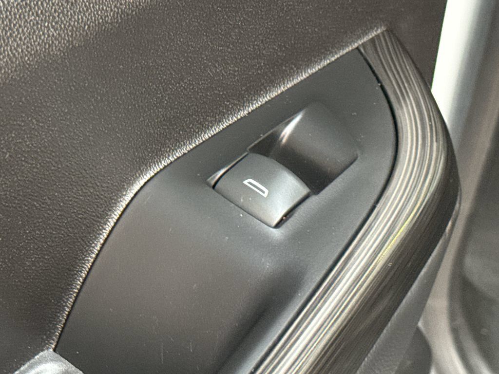 Certified 2023 GMC Acadia SLT w/ LPO, Floor Liner Package AWD/4WD image 32