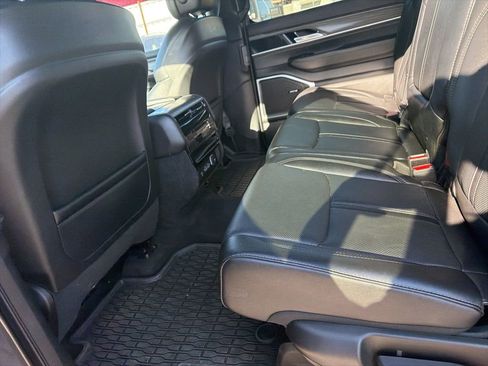 Used 2024 Jeep Wagoneer L Series II w/ Flexible Seating Group image 18