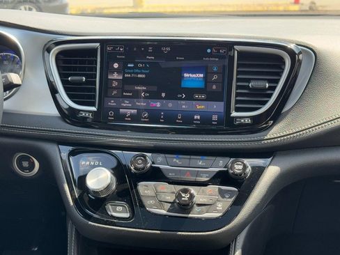 Used 2025 Chrysler Pacifica Limited image 14