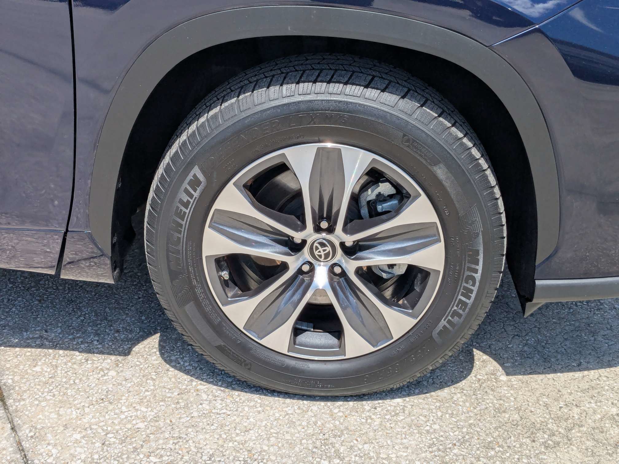 Used 2020 Toyota Highlander XLE AWD/4WD image 12