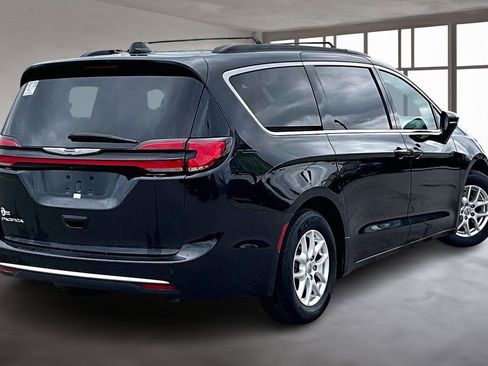 Used 2022 Chrysler Pacifica Touring-L FWD image 3