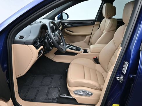 Certified 2025 Porsche Macan AWD/4WD image 10