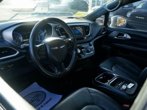 Used 2020 Chrysler Pacifica Touring-L w/ S Appearance Package image 12