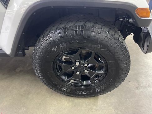 Used 2022 Jeep Gladiator Sport AWD/4WD image 12