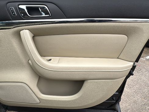 Used 2014 Lincoln MKS image 29