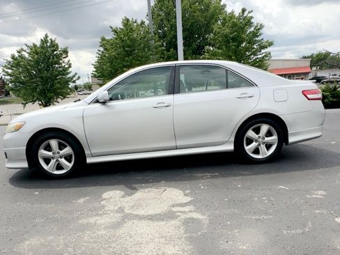 Used 2011 Toyota Camry SE w/ SE Extra-Value Pkg #1 FWD image 3