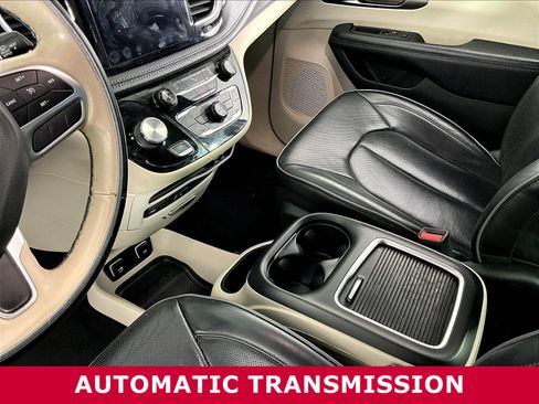 Used 2018 Chrysler Pacifica Limited w/ Tire & Wheel Group FWD image 18