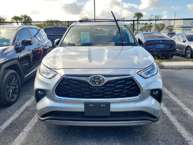 Used 2023 Toyota Highlander Platinum AWD/4WD image 2