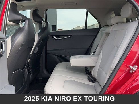 Used 2025 Kia Niro EX Touring image 13
