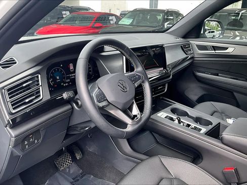 Used 2025 Volkswagen Atlas Cross Sport SE image 18