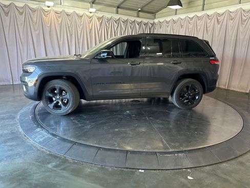 Used 2022 Jeep Grand Cherokee Altitude AWD/4WD image 8
