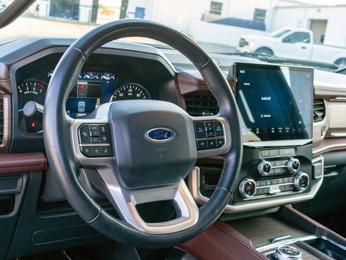 Used 2024 Ford Expedition Limited image 12