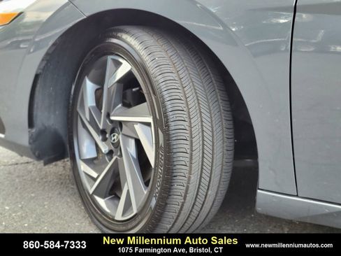 Used 2025 Hyundai Elantra SEL image 31